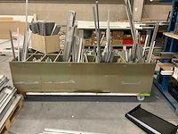 Grote partij aluminium profielen met montagestukken op zolderverdieping - afbeelding 4 van  9