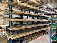 Grote partij aluminium profielen met montagestukken op zolderverdieping - afbeelding 5 van  9