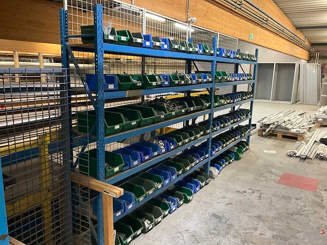 Grote partij aluminium profielen met montagestukken op zolderverdieping - afbeelding 6 van  9