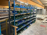 Grote partij aluminium profielen met montagestukken op zolderverdieping - afbeelding 6 van  9