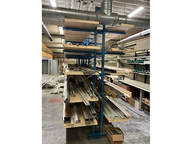Grote partij aluminium profielen met montagestukken op zolderverdieping - afbeelding 7 van  9