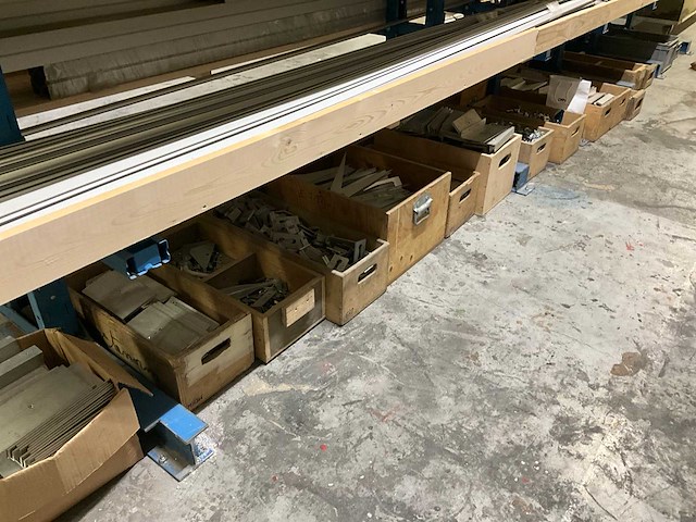 Grote partij aluminium profielen met montagestukken op zolderverdieping - afbeelding 8 van  9