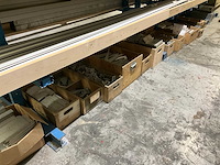 Grote partij aluminium profielen met montagestukken op zolderverdieping - afbeelding 8 van  9