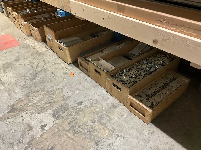 Grote partij aluminium profielen met montagestukken op zolderverdieping - afbeelding 9 van  9