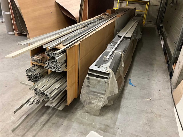 Grote partij aluminium profielen op zolderverdieping - afbeelding 1 van  4
