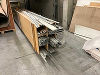 Grote partij aluminium profielen op zolderverdieping - afbeelding 2 van  4