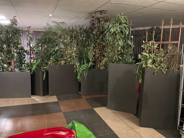 Grote partij bloembakken met namaak planten - afbeelding 1 van  4