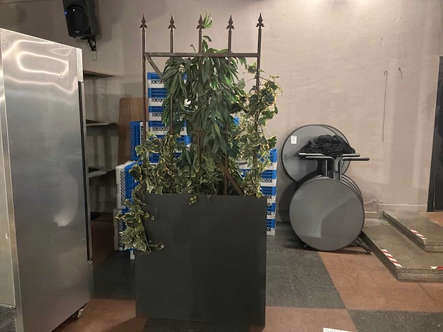 Grote partij bloembakken met namaak planten - afbeelding 2 van  4