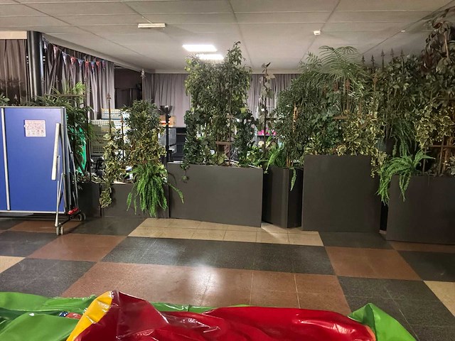 Grote partij bloembakken met namaak planten - afbeelding 3 van  4