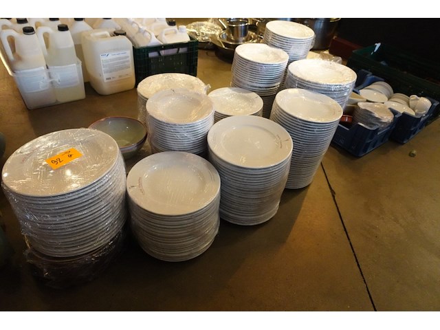 Grote partij borden/porselein - afbeelding 1 van  8