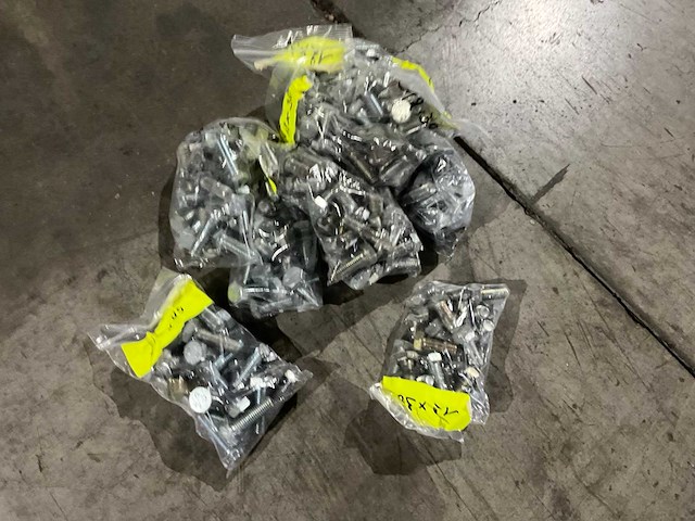 Grote partij bouten en moeren 8.8 - afbeelding 1 van  2