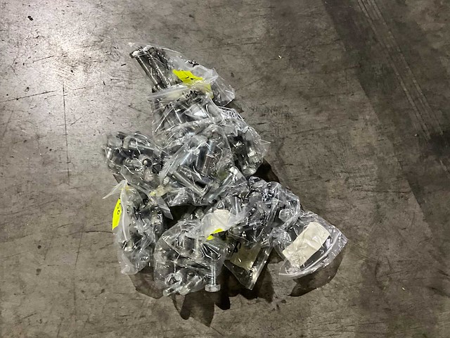 Grote partij bouten en moeren 8.8 - afbeelding 2 van  2