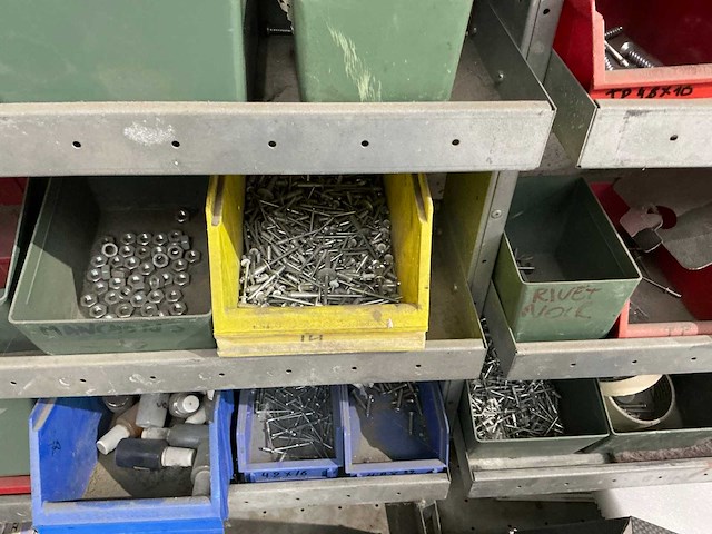 Grote partij divers bevestigingsmateriaal - afbeelding 26 van  29