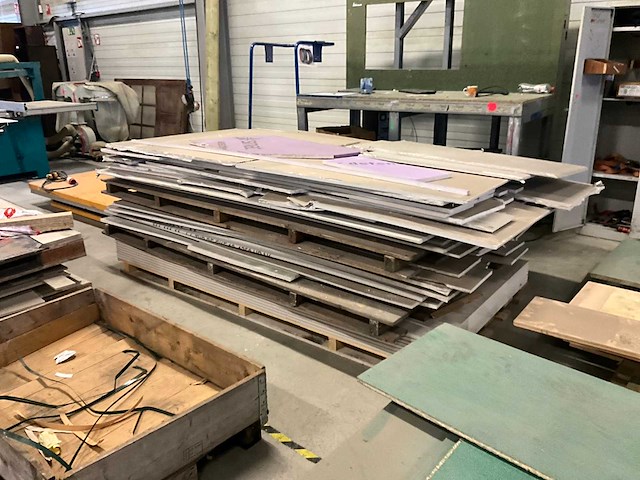 Grote partij divers bouwhout/platen - afbeelding 2 van  16