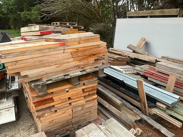Grote partij divers hout en restanten - afbeelding 1 van  30