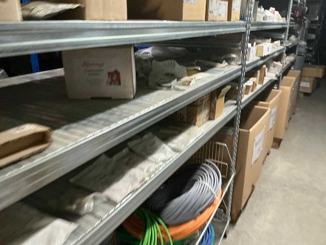 Grote partij divers installatiemateriaal - afbeelding 2 van  22