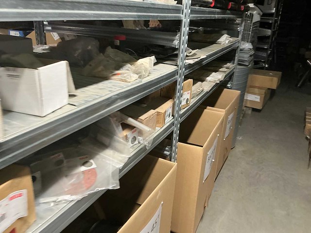 Grote partij divers installatiemateriaal - afbeelding 6 van  22