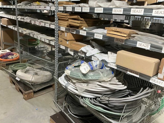 Grote partij divers installatiemateriaal - afbeelding 9 van  22