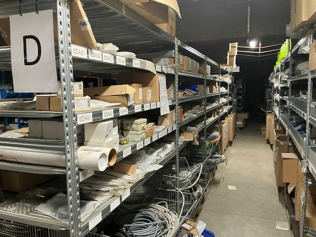 Grote partij divers installatiemateriaal - afbeelding 1 van  22
