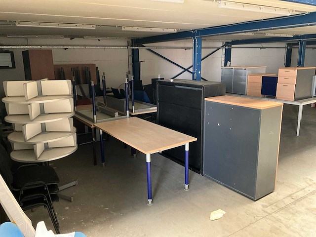 Grote partij divers kantoor/werkplaatsmeubilair - afbeelding 1 van  25