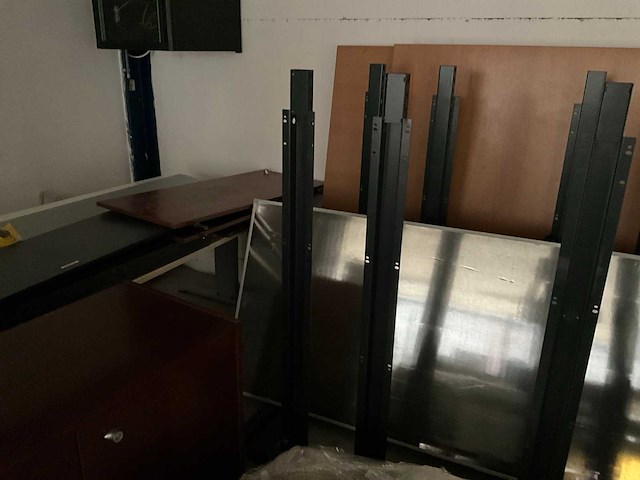 Grote partij divers kantoor/werkplaatsmeubilair - afbeelding 24 van  25
