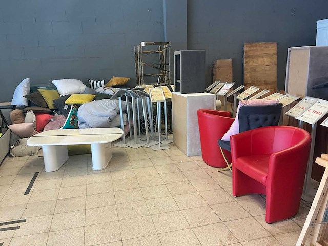 Grote partij divers meubilair en onderdelen - afbeelding 1 van  15