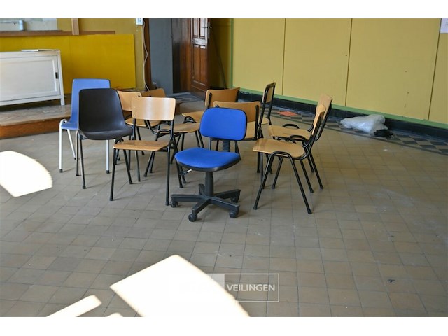Grote partij divers meubilair - afbeelding 1 van  15