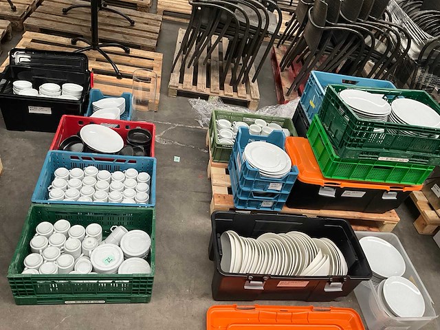 Grote partij divers servies - afbeelding 1 van  19