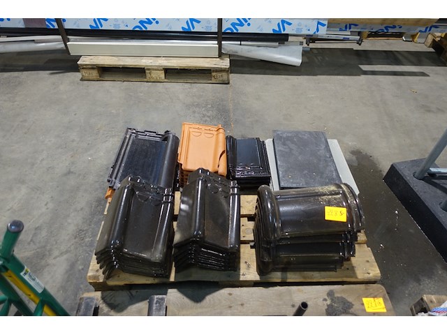 Grote partij divers toebehoren dakwerken - afbeelding 1 van  7