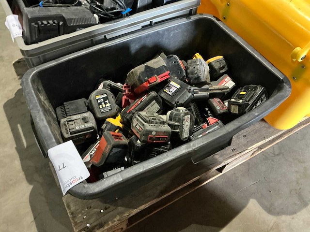 Grote partij diverse accu’s - afbeelding 1 van  3