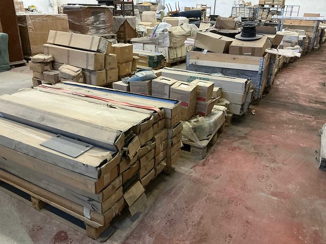 Grote partij diverse bouw- en bevestigingsmaterialen - afbeelding 1 van  29