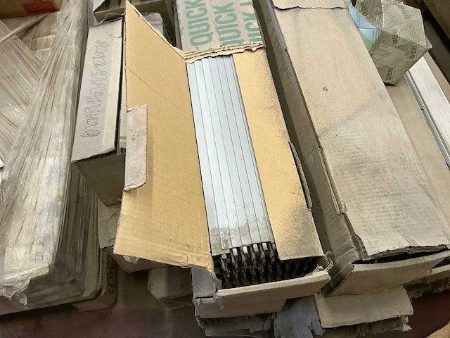 Grote partij diverse bouw- en bevestigingsmaterialen - afbeelding 27 van  29