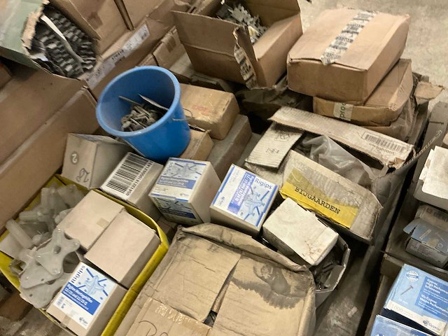 Grote partij diverse bouw- en bevestigingsmaterialen - afbeelding 2 van  8