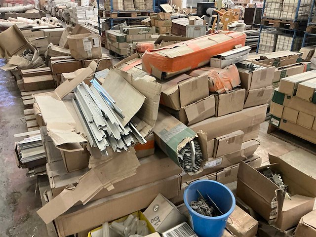 Grote partij diverse bouw- en bevestigingsmaterialen - afbeelding 11 van  37