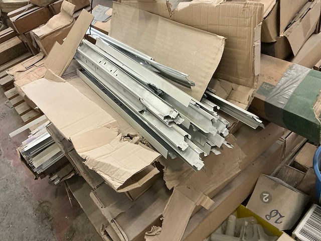 Grote partij diverse bouw- en bevestigingsmaterialen - afbeelding 3 van  8