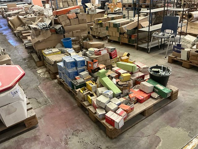 Grote partij diverse bouw- en bevestigingsmaterialen - afbeelding 1 van  8