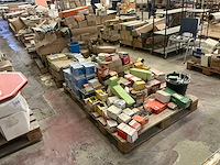 Grote partij diverse bouw- en bevestigingsmaterialen - afbeelding 1 van  8