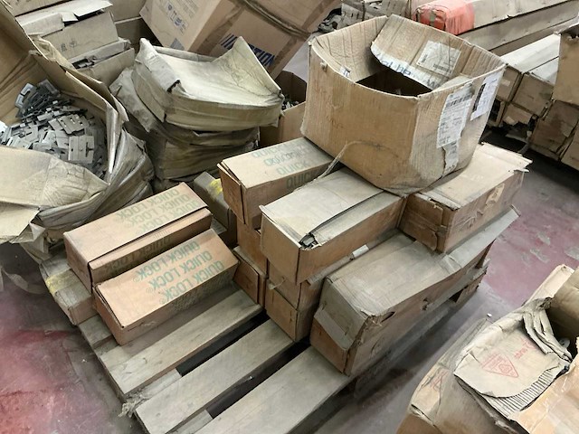 Grote partij diverse bouw- en bevestigingsmaterialen - afbeelding 18 van  37