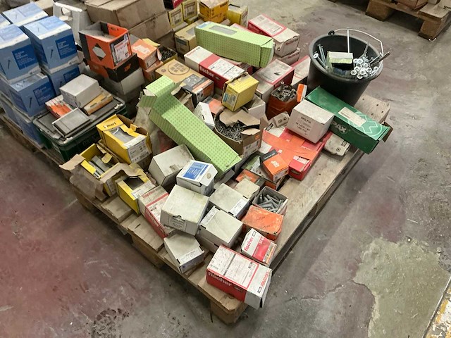 Grote partij diverse bouw- en bevestigingsmaterialen - afbeelding 17 van  37