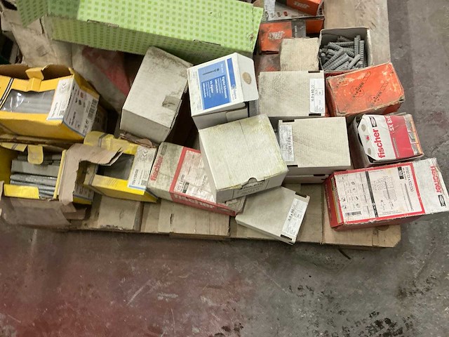 Grote partij diverse bouw- en bevestigingsmaterialen - afbeelding 28 van  37