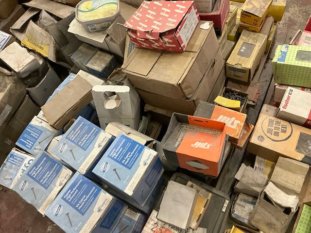 Grote partij diverse bouw- en bevestigingsmaterialen - afbeelding 16 van  37