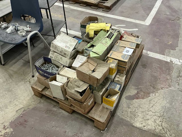 Grote partij diverse bouw- en bevestigingsmaterialen - afbeelding 12 van  19