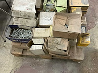 Grote partij diverse bouw- en bevestigingsmaterialen - afbeelding 13 van  19
