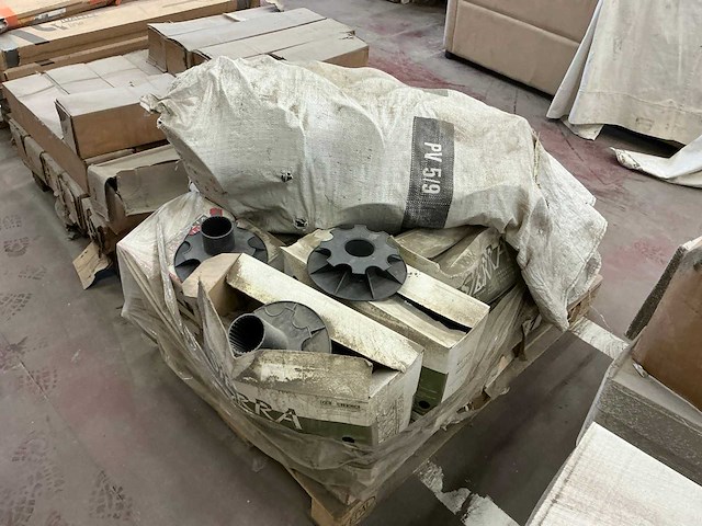 Grote partij diverse bouw- en bevestigingsmaterialen - afbeelding 23 van  24