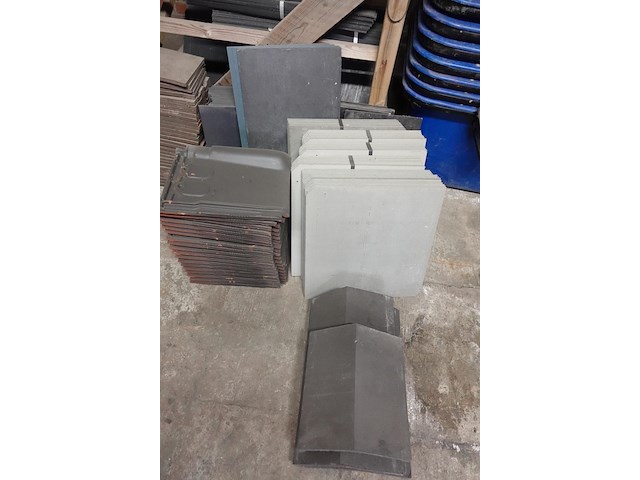 Grote partij diverse dakpannen - afbeelding 2 van  17