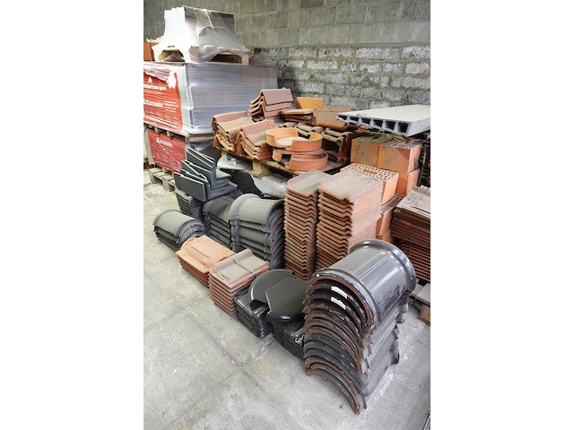 Grote partij diverse dakpannen - afbeelding 9 van  17