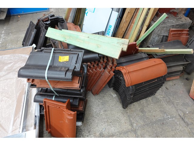 Grote partij diverse dakpannen - afbeelding 10 van  17