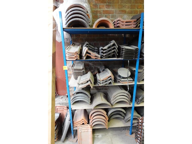 Grote partij diverse dakpannen - afbeelding 11 van  17