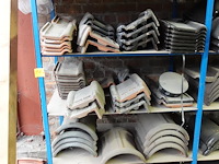 Grote partij diverse dakpannen - afbeelding 11 van  17