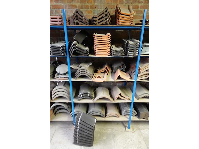 Grote partij diverse dakpannen - afbeelding 12 van  17